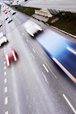 Otoban araba dolu. yükselmeye yüksek karşıtlık ve Hareket Bulanıklığı