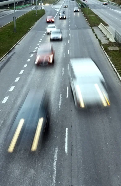 Autopista con un montón de coches — Foto de Stock