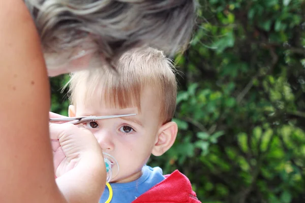 Taglio di capelli primo bambino di un anno — Foto Stock