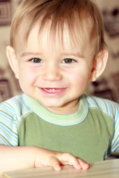 Маленький мальчик с первыми зубами — стоковое фото