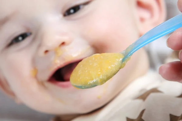 Bebê menino comer — Fotografia de Stock