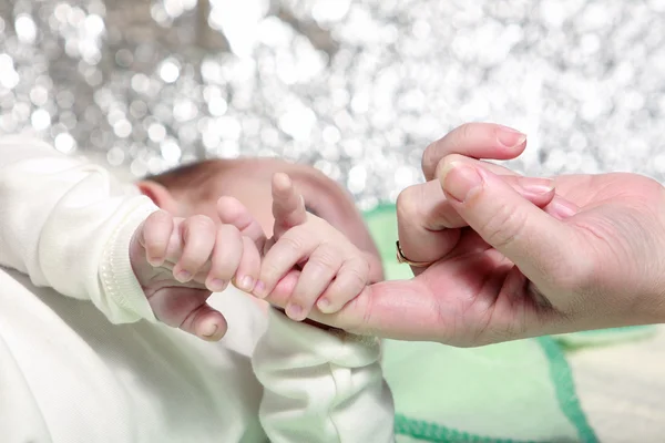 Moeder touch hand van pasgeboren — Stockfoto