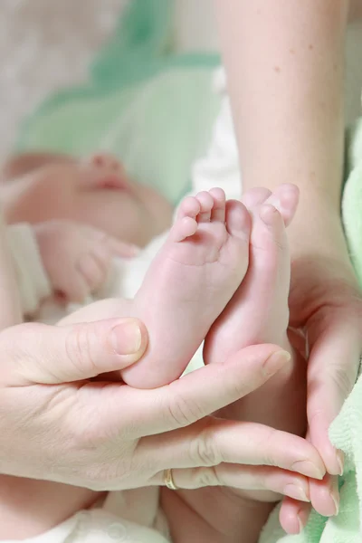 Πόδια μωρό στα χέρια της μητέρας — Φωτογραφία Αρχείου
