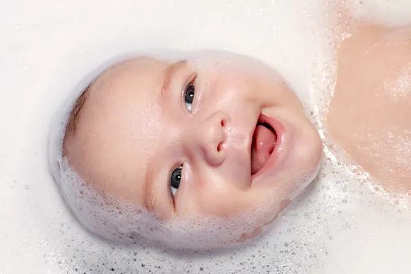 Recién nacido en el baño — Foto de Stock