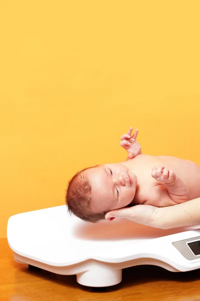 Μωρό σε κλίμακα βάρους — Φωτογραφία Αρχείου
