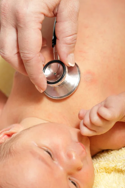 Stethoscope à l'écoute d'un bébé — Photo