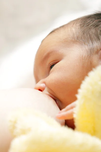 Pecho lactante bebé — Foto de Stock