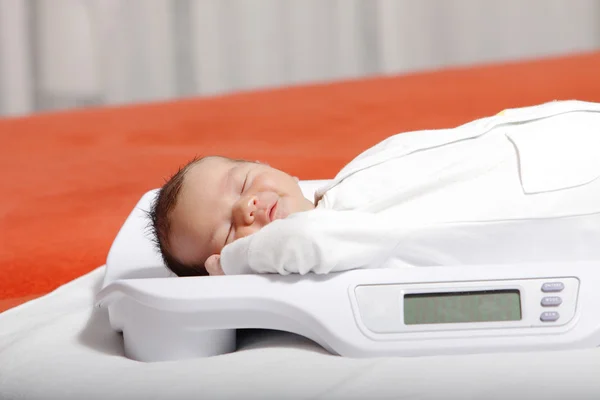 Baby on weight scale — Stock Photo, Image