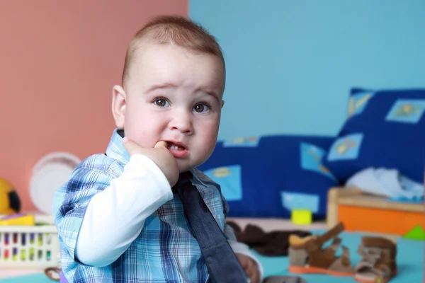 Kind im Kinderzimmer mit Krawatte — Stockfoto