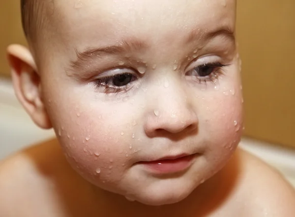 Gezicht baby met druppels — Stockfoto