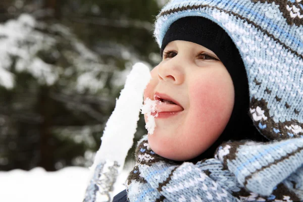 Small boy eat icicle — Stock Photo, Image