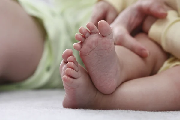 Mother holding child's feet — Stock Photo, Image