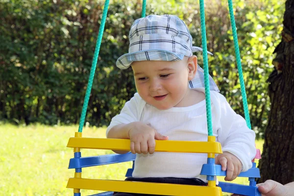 Niño en swing — Foto de Stock