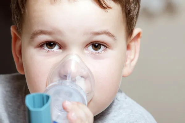 Garçon utilisant un inhalateur pour l'asthme . — Photo