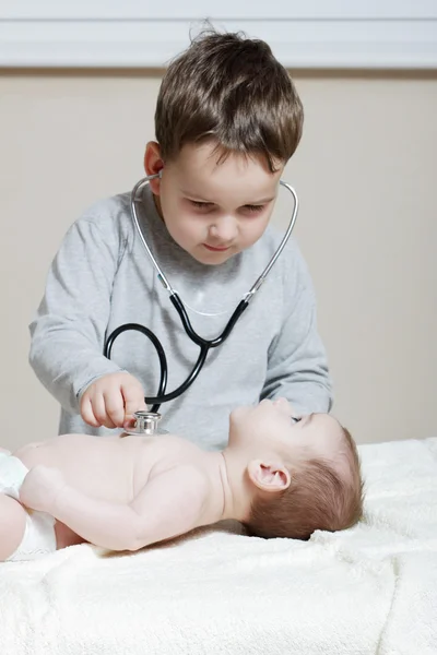 Stethoscoop luisteren naar een baby — Stockfoto