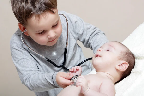 Stethoscope à l'écoute d'un bébé — Photo