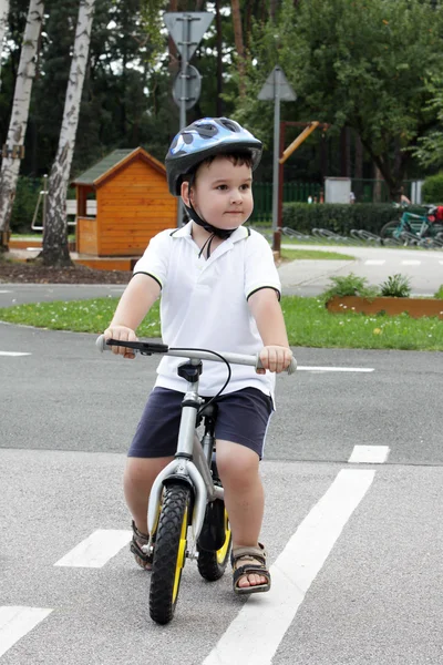 Babyjongen op verkeersspeeltuin voor childs — Stockfoto