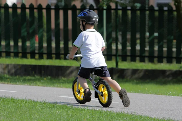 Babyjongen op verkeersspeeltuin voor childs — Stockfoto