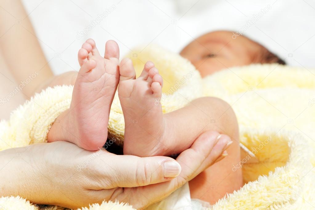 baby feet in mother's hand