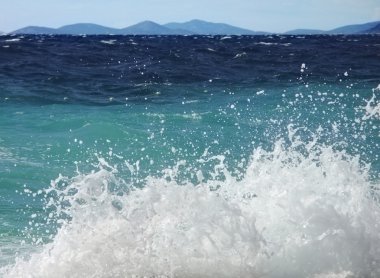 Dalgalar kayalara karşı etkisini