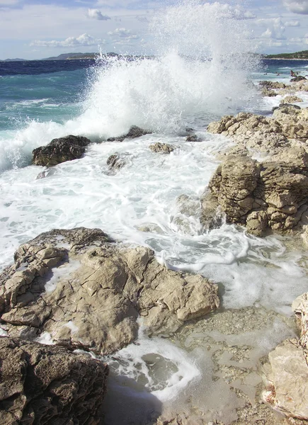 Dalgalar kayalara karşı etkisini — Stok fotoğraf