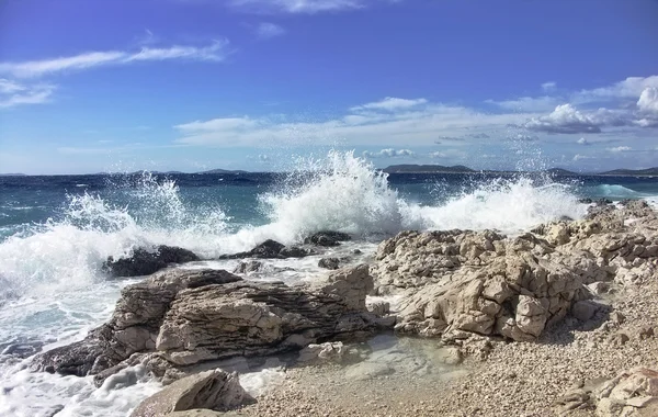 Dalgalar kayalara karşı etkisini — Stok fotoğraf