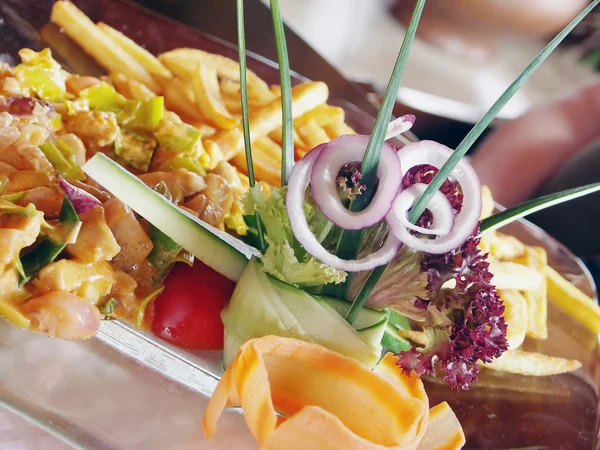 Hühnermischung mit Pommes und Gemüse — Stockfoto