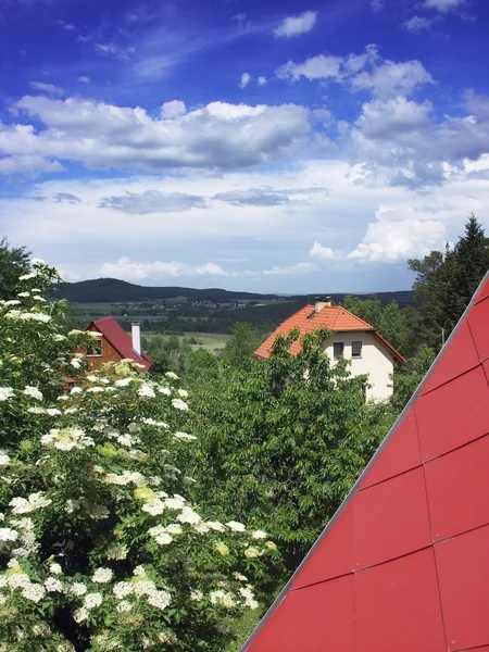 Paisaje de verano checo con cabañas y cielo azul — Foto de Stock