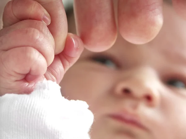 Premier bébé main toucher fin avec père — Photo