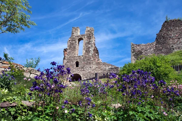 Potstejn fäste och kyrkan — Stockfoto