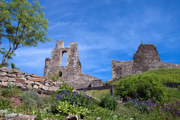 Potstejn fäste och kyrkan — Stockfoto