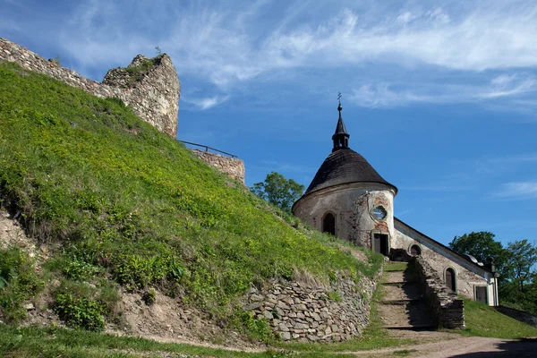 Festung und Kirche in Potstejn — Stockfoto