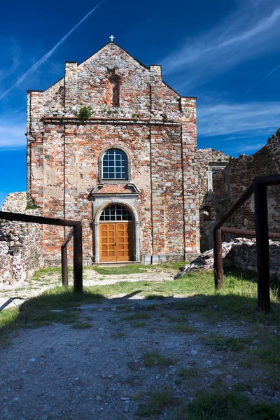 Fortaleza de Potstejn e igreja — Fotografia de Stock