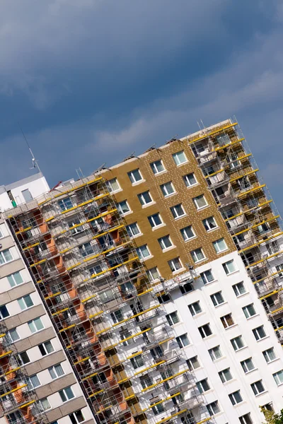 Baufirma repariert Plattenbau — Stockfoto