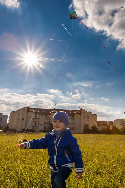Jongen met kite — Stockfoto