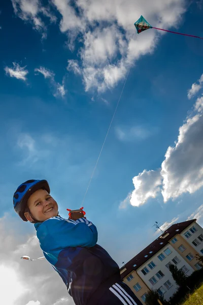 Junge mit Drachen — Stockfoto