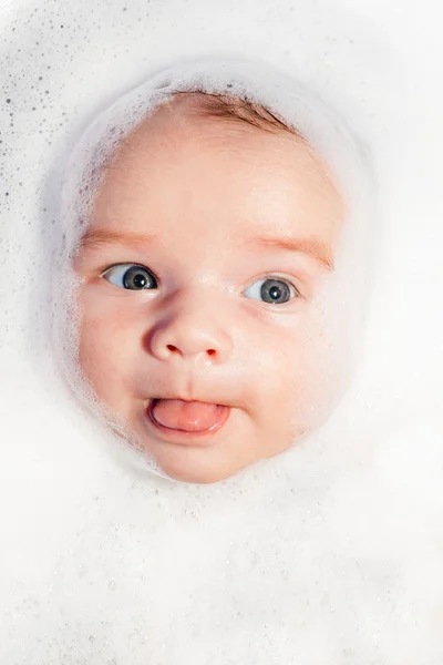 Koupele a novorozence s pěnou — Stock fotografie