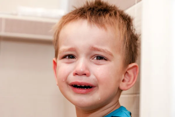 Портрет плачущего мальчика в доме . — стоковое фото