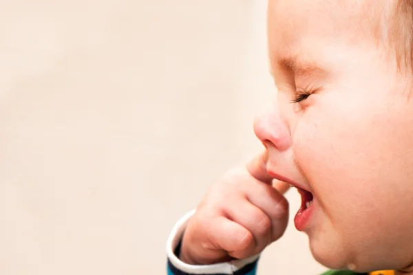 Portrait de bébé garçon pleurant à la maison . — Photo