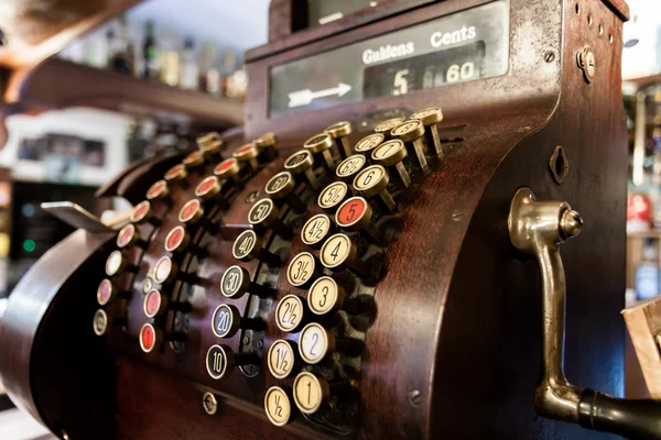 Old-Time Cash Register em um pub . Fotos De Bancos De Imagens Sem Royalties