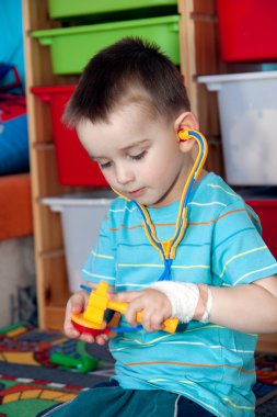 sol elinde bandaj çocuğa ateş ev ile yaralı