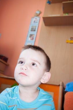 yüz çocuğun evde detay