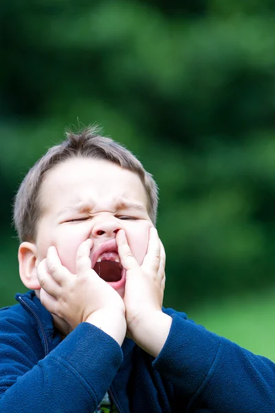 Jongen buitenshuis zonder bovenste twee tanden — Stockfoto