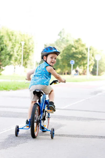 Niño en bicicleta con casco de choque — Foto de Stock