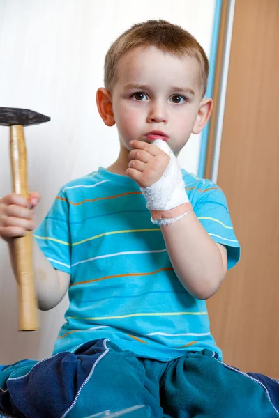 Ferito nella mano sinistra con bendaggio ragazzo a colpo in casa — Foto Stock