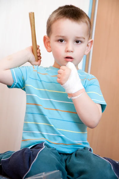 Herido en la mano izquierda con vendaje chico en tiro en casa —  Fotos de Stock