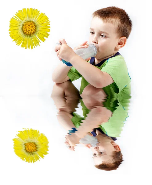 Μικρό αγόρι, χρησιμοποιώντας τη συσκευή εισπνοών για το άσθμα που απομονώνονται σε λευκό φόντο — Φωτογραφία Αρχείου