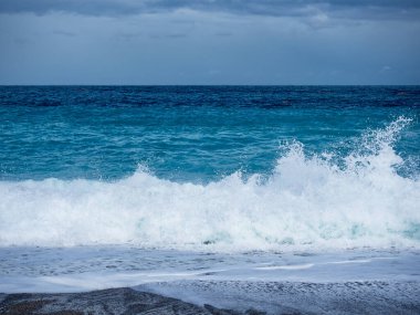 Hualien, Tayvan 'da sahil ve deniz dalgaları.
