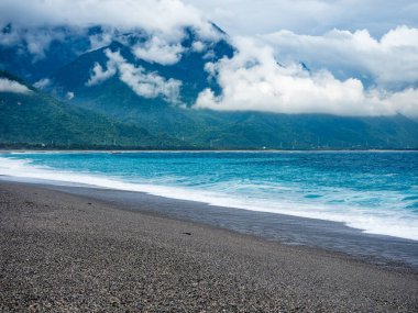 Hualien, Tayvan 'daki sahil ve dağlar.