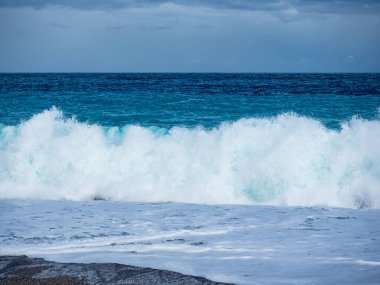 Hualien, Tayvan 'da sahil ve deniz dalgaları.